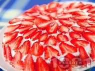 Рецепта Сладка палачинкова торта украсена с пресни ягоди